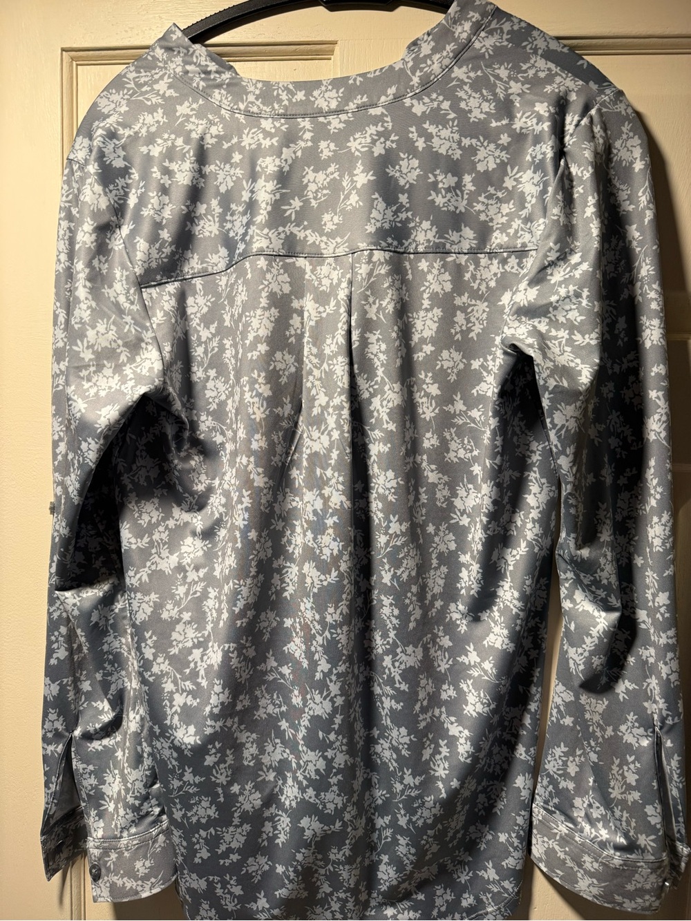 Arctic Cool Gray Floral Performance Pullover Top M View 2